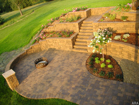 Landscape retaining wall The versatility of segmental retaining wall systems enables the construction of a variety of landscape features, including freestanding columns and seatwalls, tiered gardens and stairs.